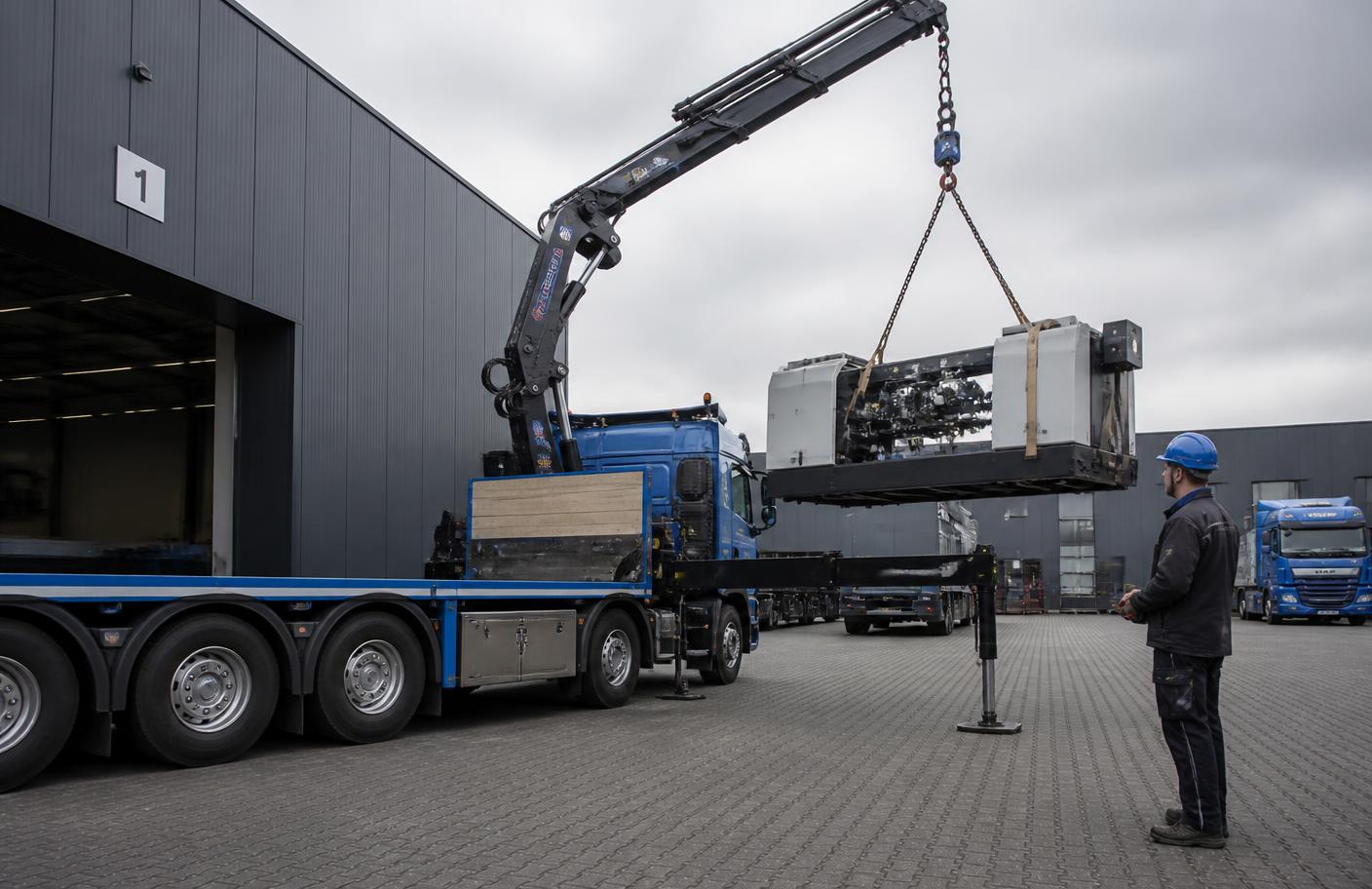 Kran-LKW beim Verladen einer Maschine